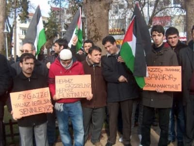 <p><font face="arial,helvetica,sans-serif" size="2">Yıldırım şunları s&ouml;yledi:<font color="#333399"> &quot;Acı olan, b&uuml;t&uuml;n d&uuml;nyanın yaşanan trajedinin sorumlusunu g&ouml;rmesine rağmen, İsrail'i durduracak bir &ouml;nlem almaya yanaşmaması, katliama seyirci kalmasıdır. Bu tutum insan hakları, hukuk ve adalet gibi evrensel değerlere olan inancın, saygının kaybolmasına, kuvvetlinin her şeyi yapacağı duygusunun zihinlere yerleşmesine yol a&ccedil;maktadır. D&uuml;nyanın geleceği i&ccedil;in İsrail artık durdurulmalıdır.&quot;</font></font></p><p><font face="arial,helvetica,sans-serif" size="2">A&ccedil;ıklamadan sonra bir grup, Muammer Sencer Caddesi &uuml;zerinde İsrail'i lanetleyen ve kınayan sloganlar atarak y&uuml;r&uuml;y&uuml;ş yaptı. </font></p><p><font face="arial,helvetica,sans-serif" size="2">Kalabalık, y&uuml;r&uuml;y&uuml;ş&uuml;n&uuml; Fen Edebiyat Fak&uuml;ltesi &ouml;n&uuml;nde sona erdirerek sessizce dağıldı.<br /></font></p>
