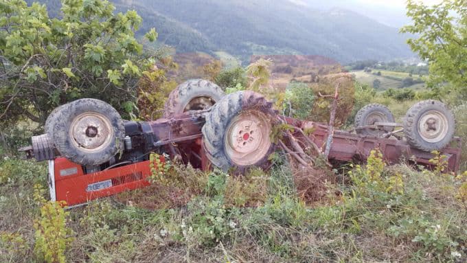 Devrilen traktörün altında kalan özel güvenlikçi öldü