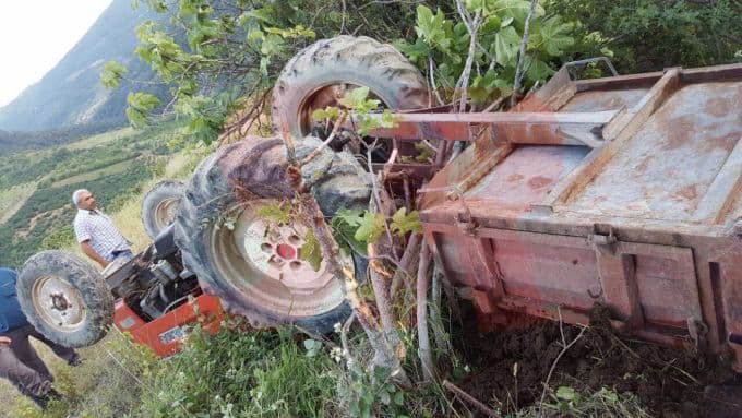 Devrilen traktörün altında kalan özel güvenlikçi öldü