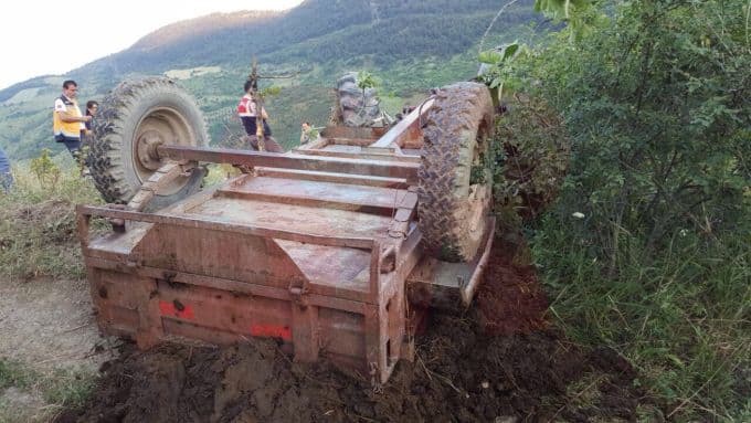 Devrilen traktörün altında kalan özel güvenlikçi öldü