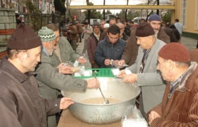 Orhan Cami'nde Cemaate 380 Kilogram Aşure Dağıtıldı