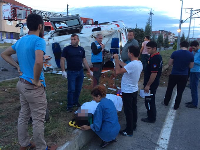 Ambulans kaza yaptı: 1 ölü 3 yaralı