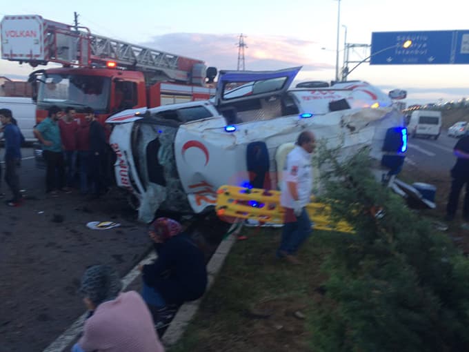 Ambulans kaza yaptı: 1 ölü 3 yaralı