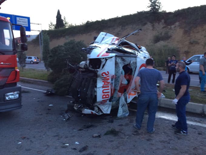 Ambulans kaza yaptı: 1 ölü 3 yaralı