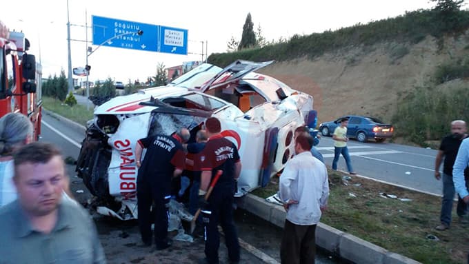 Ambulans kaza yaptı: 1 ölü 3 yaralı