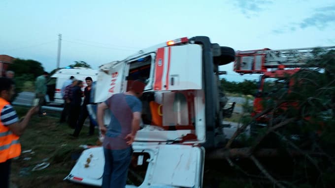 Ambulans kaza yaptı: 1 ölü 3 yaralı