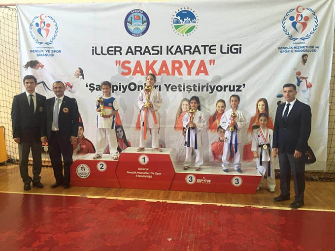 Geyve Karateciler sezonu mutlu kapattı