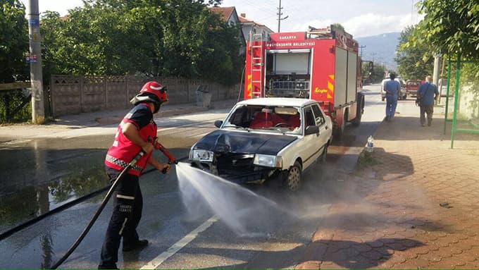Motosiklet sürücüsü metrelerce sürüklendi. İşte o anlar...