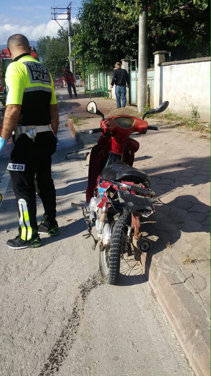 Motosiklet sürücüsü metrelerce sürüklendi. İşte o anlar...