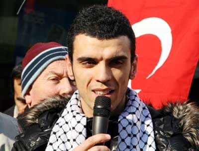 <font face="arial,helvetica,sans-serif" size="2">Kimse G&ouml;z Yummamalı<br /><br /></font><font face="arial,helvetica,sans-serif" size="2">Sofuoğlu, bir M&uuml;sl&uuml;man &uuml;lke olarak İsrail'in Filistin'de yaptıklarına g&ouml;z yumamayacaklarını belirterek, <font color="#333399">&quot;Gazze'de işgal altında bulunan Filistinliler her t&uuml;rl&uuml; yardıma muhta&ccedil;lar. Filistin'deki kardeşlerimize destek i&ccedil;in geldik. Herkes &uuml;zerine d&uuml;şen g&ouml;revi yapmalı. Bu zulme kimse g&ouml;z yummayacaktır. D&uuml;nyadaki &uuml;lkelerin İsrail'in yaptığı zulme nasıl g&ouml;z yumuyorlar anlamıyorum. Ben şahsi olarak elimden geleni yapmaya &ccedil;alıştım. Aynı hassasiyeti sizinde de g&ouml;stermenizi bekliyorum. Filistin'in desteğe ihtiyacı var&quot;</font> dedi. <br /><br />D&uuml;zenlenen yardım kampanyasına Veteran D&uuml;nya G&uuml;reş Şampiyonu Kamil &Ouml;zdağ da destek oldu. Akyazı Şehit Y&uuml;zbaşı Halil İbrahim Sert Lisesi &ouml;ğrencileri yaptıkları yiyecekleri d&uuml;zenledikleri kermeste sattı.&nbsp; </font>