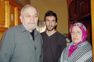 <p>Evinin camına Filistin bayrağı asan Menekşe Sezer ise, Filistinlileri yalnız olmadıklarını hissettirmek onlarla olduklarını g&ouml;stermek i&ccedil;in Filistin bayrağını astığını s&ouml;yledi. AGDAŞ'a teşekk&uuml;r eden Menekşe Sezer,<font color="#333399"> &quot;Oğlum işten &ccedil;ıkarıldı. Durumumuz o kadar iyi değil. Doğalgazı alamadık. Ama yine de teşekk&uuml;r ediyorum&quot; </font>dedi.</p>