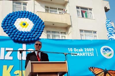 Menekşe Sezer'n eşi Eşref Sezer ise, <font color="#333399">&quot;Bizlere g&ouml;sterilen yardımı Filistinlilere g&ouml;sterilmesi daha iyi olur&quot; <font color="#000000">dedi. Gazetecilerden bayrak asılan evde doğalgaz tesisatının olmadığını &ouml;ğrenen (AGDAŞ) Y&ouml;netim Kurulu Başkan Vekili Nezihi Erdem de, </font>&quot;Tesisatı da biz yapacağız. Doğalgazı 6 ay bedava vereceğiz&quot;</font> dedi.&nbsp; 