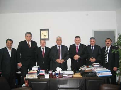 <font face="Arial" size="2">Erzurum İktisadi Sosyal Araştırma ve Yardımlaşma Vakfı (ESAV) Başkanı Veysel Karani Aksungur'u ziyaretle başlayan Ankara seyahati daha sonra T&uuml;rkiye B&uuml;y&uuml;k Millet Meclisi'nde Sakarya Milletvekilleri Ayhan Sefer &Uuml;st&uuml;n, Hasan Ali &Ccedil;elik, Erol Aslan Cebeci, Erzurum Milletvekilleri Muzaffer G&uuml;lyurt, Muhyettin Aksak, Konya Milletvekili Sami G&uuml;&ccedil;l&uuml;, İstanbul Milletvekilleri Necat Birinci, Fuat Bol ve AK Parti Genel Merkez binasında AK Parti Genel Başkan Yardımcısı Haluk İpek ile devam etti. Dernek y&ouml;neticileri, Ankara'da bulunan hemşehrileri tarafından sevgi ve muhabbetle karşılandı. Karşılıklı işbirliğinin ve dayanışmanın devam edeceğini belirten y&ouml;neticiler Ankara'ya&nbsp;b&uuml;t&uuml;n Sakaryalıları ve Sakarya'da bulunan Erzurumlu hemşehrilerini davet etti.</font>