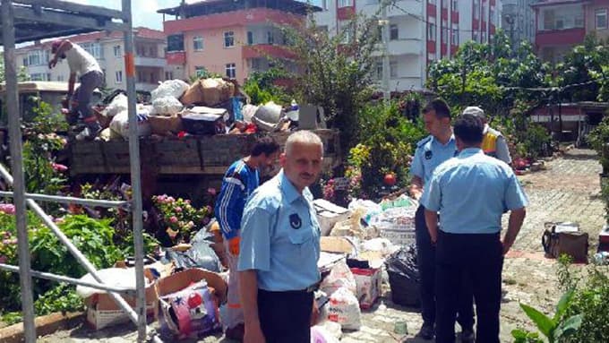 Karasu'da çöp ev boşaltıldı