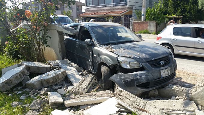 Kontrolü kaybedince bahçe duvarına çarptı