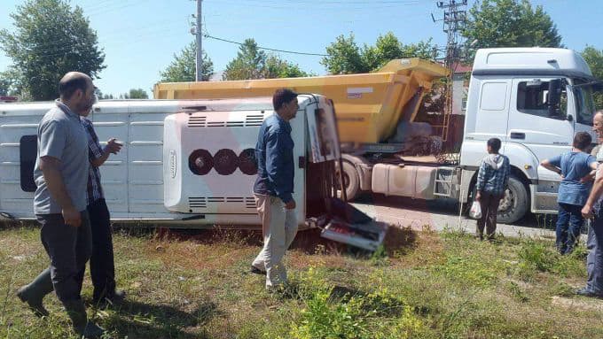 Tır, yolcu minibüsünü devirdi