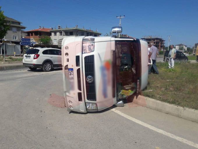 Tır, yolcu minibüsünü devirdi
