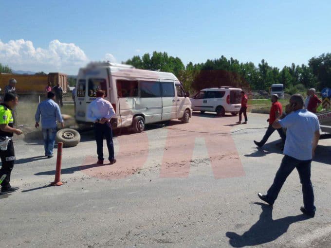 Tır, yolcu minibüsünü devirdi