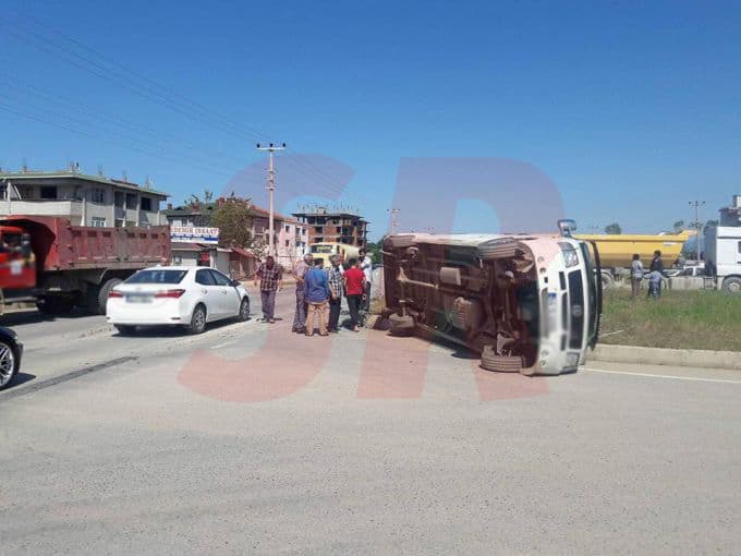 Tır, yolcu minibüsünü devirdi