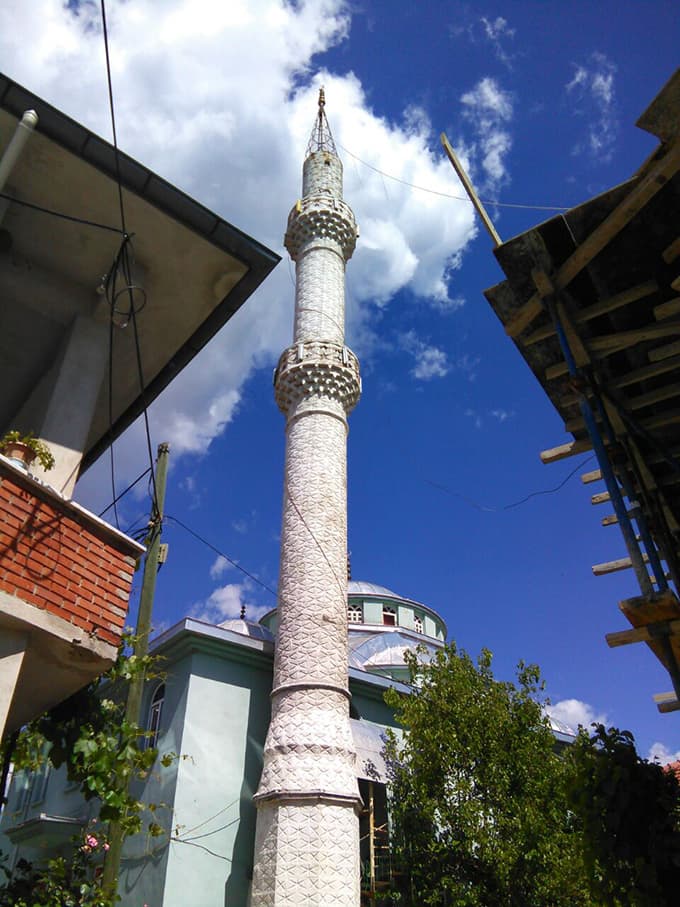 Depremde hasar gören minare yıkılıyor