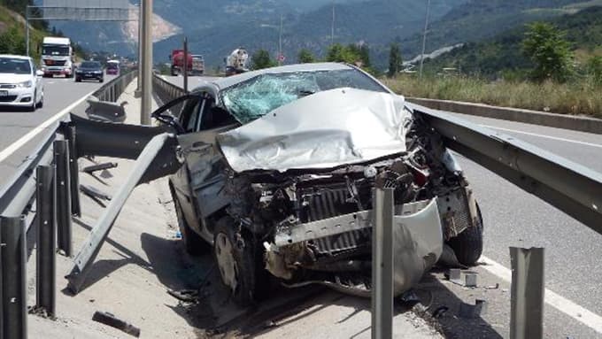 Otomobil bariyerlere saplandı: 2 yaralı