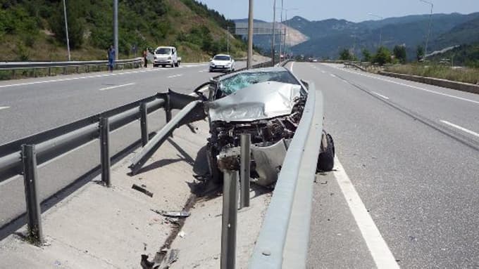 Otomobil bariyerlere saplandı: 2 yaralı