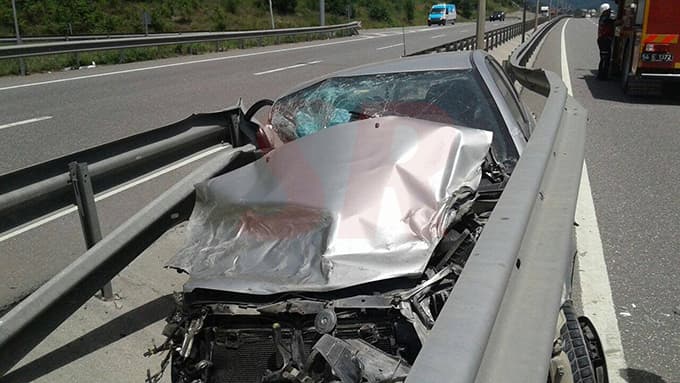 Otomobil bariyerlere saplandı: 2 yaralı