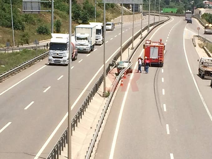 Otomobil bariyerlere saplandı: 2 yaralı