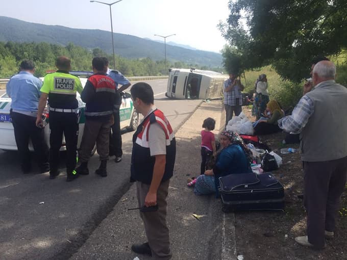 Lastikleri patlayan minibüs devrildi