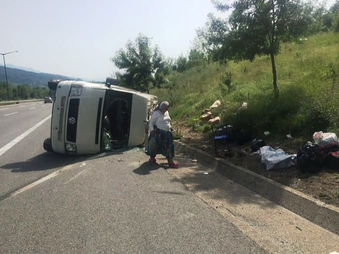 Lastikleri patlayan minibüs devrildi
