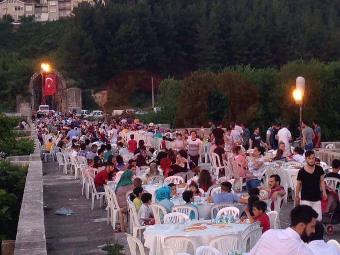 1500 yıllık köprüde oruç açtılar