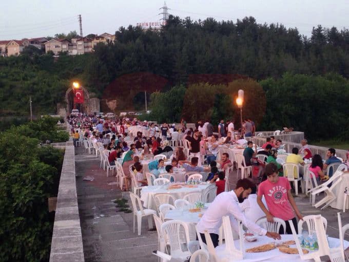 1500 yıllık köprüde oruç açtılar