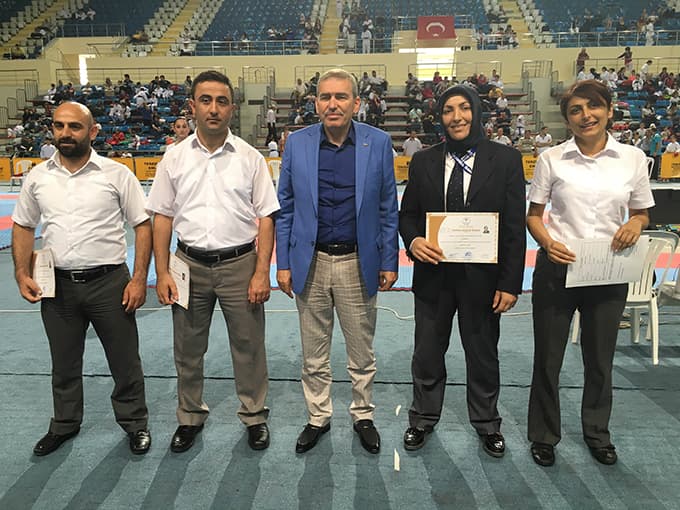 Babalara en anlamlı hediyeyi sporcular verdi