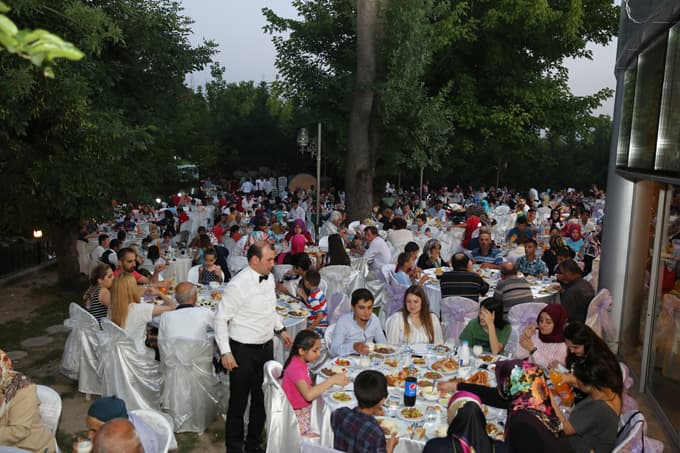 Adapazarı Belediyesi personelleri ile iftarda buluştu