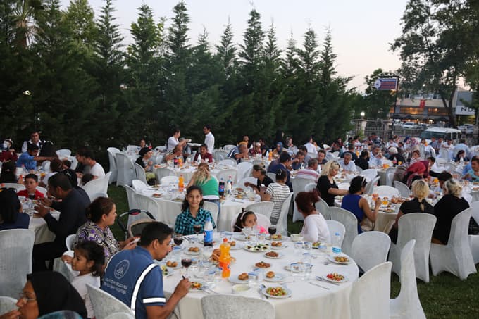Adapazarı Belediyesi personelleri ile iftarda buluştu