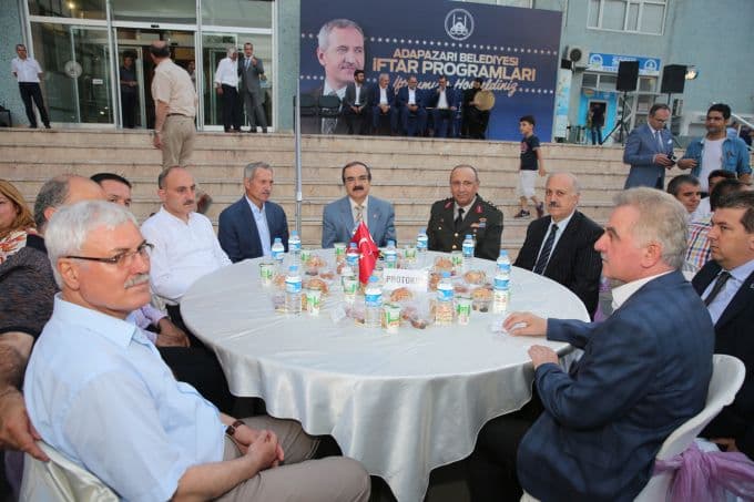 Adapazarlılar Kurtuluş Günü iftarında buluştu