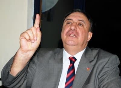 <p><font size="2"><font face="Arial"><strong>Yanlış Adamlardan, Doğru Şeyler Beklenemez</strong> </font></font></p><p><font face="arial,helvetica,sans-serif" size="2">Konuşmasında AK Parti&rsquo;nin adaylarını da değerlendiren MHPli To&ccedil;oğlu; <strong>yanlış adamlardan, doğru şeyler beklenilmeyeceğinin</strong> altını &ccedil;izerek; <font color="#333399">&ldquo;Korkunun ecele hi&ccedil;bir faydası yoktur. Hi&ccedil;bir iktidar partisi muhalefete g&ouml;re aday &ccedil;ıkarmaz. Ama iktidar partisi bizim karşımıza, Aziz Duran &ouml;yle istedi diye, bizim amcaoğlunu benim karşıma rakip &ccedil;ıkarmıştır. <strong>Zeki To&ccedil;oğlu&rsquo;nun adaylığı yanlıştır&rdquo;</strong> </font><font color="#000000">dedi.</font> </font></p>