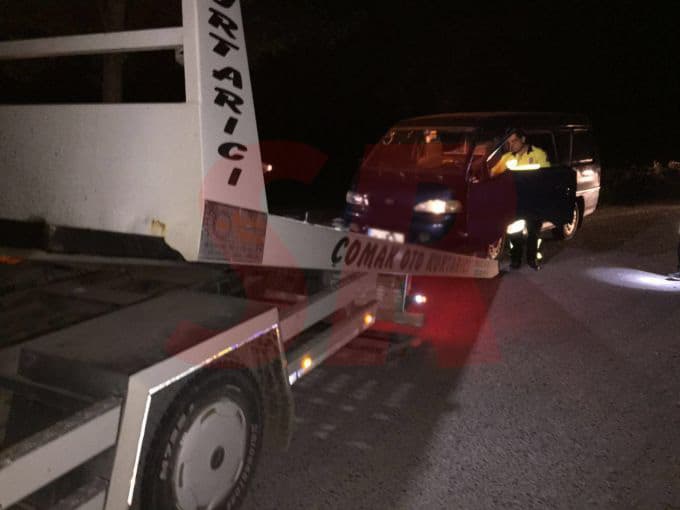 Yakalanacağını anlayan hırsızlar minibüsü bırakıp kaçtı