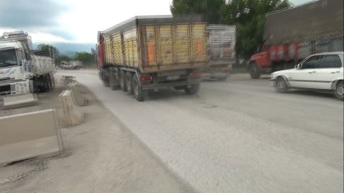 Esnaf ve sürücülerden bozuk yol tepk gösterdi