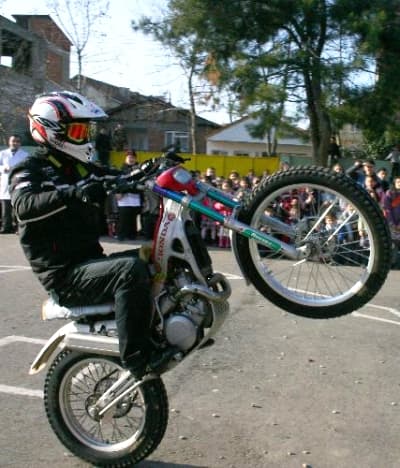 <p><strong><font face="arial,helvetica,sans-serif" size="2">Kriz, Motor Sporlarını Vurdu</font></strong></p><p><font face="arial,helvetica,sans-serif" size="2">K&uuml;resel ekonomik krizin bir &ccedil;ok sekt&ouml;r&uuml; olduğu gibi motor sporlarınıda vurduğunu dile getiren Sofuoğlu, bir &ccedil;ok firmanın yarışlardan &ccedil;ekildiğini bildirdi. Hanspree Ten Kate Honda Takımı adına yarıştığını anlatan Sofuoğlu, Honda'nın en b&uuml;y&uuml;k b&uuml;t&ccedil;eyi ayırdığı Formula 1'den &ccedil;ekildiğini hatırlattı. Honda'nın Formula 1'den &ccedil;ekilmesinin kendilerinide etkileyeceğini belirten Sofuoğlu, &quot;Motor sporları sponsor desteği ile y&uuml;r&uuml;yen bir spor. Onun dışında b&uuml;y&uuml;k firmalar b&uuml;y&uuml;k paralar harcıyorlar. <font color="#333399">Diğer sekt&ouml;rlere bakıldığında kriz motor sporlarını daha &ccedil;ok etkileyecek.&Ccedil;ok firmanın &ccedil;ekildiğini şimdiden duyduk. Honda Formula 1'den &ccedil;ekiliyorki bu en b&uuml;y&uuml;k b&uuml;t&ccedil;eyi harcadığı yer.</font> Honda Formula 1'de başarılı olamadı. &Ccedil;ekilmesinin en b&uuml;y&uuml;k nedenlerinden biride istedikleri başarıyı alamamalarıdır. &Uuml;st&uuml;ne krizde gelince &ccedil;ekilme kararı verildi. Honda başarılı olduğu yerde &ccedil;ekilmeyecektir. Benim kategorimde &ccedil;ekilme gibi bir niyetleri yok. Ancak Formula 1'den &ccedil;ekilmesi bizide etkileyecektir. Benim avantajım her kategorinin ilk &uuml;&ccedil;teki en iyi pilotları bu olaydan &ccedil;ok etkilenmez. Siz ilk 10'da yarışıyorsanız ve daha aşağılardaysanız takımınız sizden maddi destek ile sponsor getirmenizi bekleyecektir. Bu a&ccedil;ıdan zorluk olacaktır. Benim a&ccedil;ımdan &ccedil;okta fazla sıkıntı olacağını tahmin etmiyorum. Benim takımım şampiyonluğa yakın bir takım.&quot; şeklinde konuştu.</font></p><p><font face="arial,helvetica,sans-serif" size="2"><strong>Arap &Uuml;lkeleri Motor Sporlarında &Ccedil;ok Geride<br /></strong></font><br /><font face="arial,helvetica,sans-serif"><font size="2">Motosiklet birliği kurmak isteyen Arap &uuml;lkelerinin kendisinden ve T&uuml;rkiye Motosiklet Federasyonu'ndan destek istediğini s&ouml;yleyen Sofuoğlu, Arap &uuml;lkelerin temsilcileriyle Tunus'ta bir g&ouml;r&uuml;şme yaptıklarını ifade etti. Arap &uuml;lkelerinin teklifine sıcak bakmadıklarını anlatan Sofuoğlu, s&ouml;zlerini ş&ouml;yle s&uuml;rd&uuml;rd&uuml;; <font color="#333399">&quot;Ge&ccedil;en ay Motosiklet Federasyonu başkanımız ile Arap &uuml;lkelerinin temsilcileriyle g&ouml;r&uuml;şmek i&ccedil;in Tunus'a gittik. Bizim kendilerinden isteklerimiz oldu. Kurulacak birliğin T&uuml;rk-Arap Motosiklet Birliği olmasını istedik. Onun dışında bir ka&ccedil; isteğimiz daha oldu. Ama orada şunu g&ouml;rd&uuml;k ki; onlar bizden &ccedil;ok gerideler. Eğer biz bu birliğe katılırsak ileri adım değilde geri adım atmış olacaktık. Bu nedenle şimdilik bu teklife sıcak bakmadık. Ama &ouml;n&uuml;nm&uuml;zdeki yıllarda g&uuml;zel &ccedil;alışmalar yaparsalar belki bu birliğe katılabiliriz.&quot;</font></font></font></p>