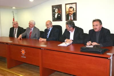 <p><font face="arial,helvetica,sans-serif" size="2"><strong>Başbakanımızı Onurlandıracağız</strong></font></p><p><font face="arial,helvetica,sans-serif" size="2">B&uuml;y&uuml;kşehir belediyesini tekrar Ak Parti&rsquo;ye kazandırmak i&ccedil;in asıl gayretin bundan sonraki&nbsp; s&uuml;re&ccedil;te verileceğini belirten b&uuml;y&uuml;kşehir belediye başkanı Aziz Duran da konuşmasında <font color="#333399">&ldquo;Hem b&uuml;y&uuml;kşehirde hem de diğer belediyelerde se&ccedil;imleri kazanarak Başbakanımızı onurlandıracağız&rdquo; </font>ifadesini kullandı. Duran, s&uuml;rece nefsi bakılmaması gerektiğini vurgulayarak bundan sonra da AK Parti&rsquo;de birlikte olacaklarını s&ouml;yledi.</font></p><p><font face="arial,helvetica,sans-serif" size="2">Toplantıya katılan Adapazarı&nbsp; Belediyesi aday adayları &Ouml;mer Kurteş, Orhan Sarı, Sinan &Ccedil;ileli, Erdoğan Sakoğlu ve Tacettin &Uuml;lger de AK Parti&rsquo;de hizmet etmeye devam edeceklerini kaydettiler.&nbsp;&nbsp;&nbsp; </font></p>