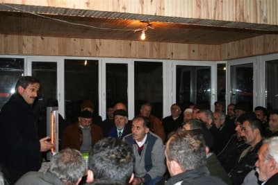 <p><font face="arial,helvetica,sans-serif" size="2"><strong>Yanlış Hesap Ferizli'den D&ouml;necek</strong><br /><br />İstişare toplantısına katılan hane reisleri ve vatandaşlar, Başkan Kaşkaş&rsquo;ın yaptığı hizmetlerin ortada olduğunu belirterek, iktidar partisinin aday belirlemedeki yanlış tercihine Ferizlilerin razı olmayacaklarını belirterek, <font color="#333399">&ldquo;28 Mart 2004 &ouml;ncesi ile bug&uuml;nk&uuml; Ferizli arasındaki fark ortada. Yapılan hizmetlerin ve meydana gelen değişimin herkes farkında. <strong>Bu değişimi, sadece b&ouml;lge milletvekilleri g&ouml;rmemiş olsa gerek ki bir terzi d&uuml;kkanı nı y&ouml;netemeyen ismi bize başkan adayı olarak g&ouml;nderiyorlar.</strong> Ferizli halkı yapılan hizmetlerin fakında. Hizmeti &ouml;d&uuml;llendirecektir. Bu nedenle hizmetlerin devam etmesi i&ccedil;in Başkan Kaşkaş&rsquo;ın aday olmasını istiyoruz. Parti farkı g&ouml;zetmeden Başkan Kaşkaş&rsquo;ı destekleyeceğiz. Hizmete oy vereceğiz. İktidar partisi başkan adayını belirlemesine rağmen partilerinde iki g&uuml;nd&uuml;r kimse yok. Halk burada. Her g&ouml;r&uuml;ş ve her kesimden insan burada. <strong>Aday belirlerken kime sordunuz? Halka sorsaydınız, &lsquo;Başkan Kaşkaş&rsquo; derdi.</strong> Bu yanlış hesap Ankara&rsquo;dan &ouml;nce Ferizli&rsquo;den d&ouml;necek&rdquo;</font> diyerek tepkilerini ortaya koydular.</font></p>