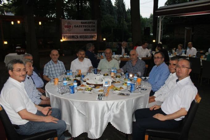 Gazeteciler iftarda buluştu