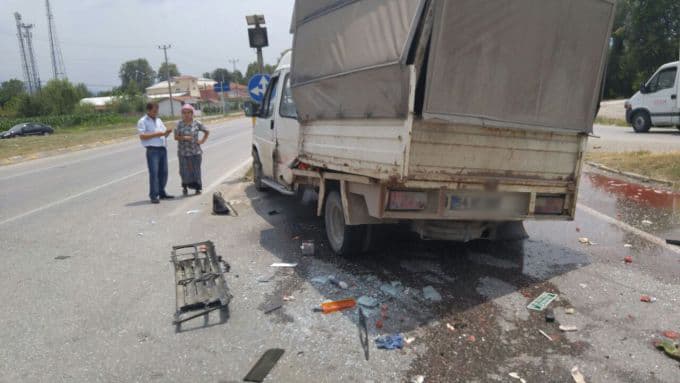 Karpuz yüklü kamyonet, kamyonla çarpıştı