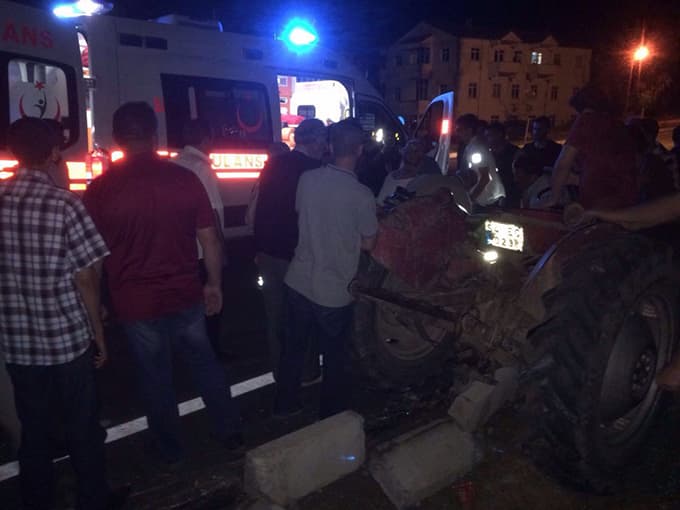 Traktör ile otomobil çarpıştı