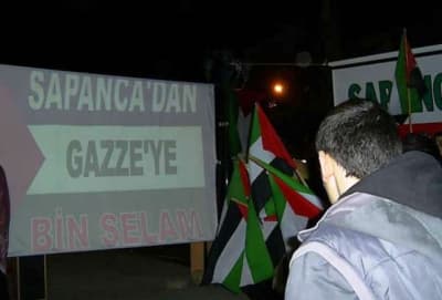 <p><font face="arial,helvetica,sans-serif" size="2">7-İncirlik hava &uuml;ss&uuml; derhal kapatılmalı, işkence u&ccedil;aklarının T&uuml;rkiye'den ge&ccedil;mesine fırsat tanınmamalıdır.</font></p><p><font face="arial,helvetica,sans-serif" size="2">8-Mısır h&uuml;k&uuml;metine y&ouml;nelik diplomatik baskı uygulanmalıdır.&quot;</font><font face="arial,helvetica,sans-serif" size="2">&nbsp;</font></p><p><font face="arial,helvetica,sans-serif" size="2">Basın a&ccedil;ıklaması boyunca <font color="#333399">&quot;Sapanca'dan Gazze'ye Direnişe Bin Selam, Hamas'a Selam Direnişe Devam, Kahrolsun İşbirlik&ccedil;i Zalimler, Siyonist El&ccedil;ilik Kapatılsın, Zul&uuml;m Biter Sabır Savaş Zafer&quot;</font> sloganları atılırken, katılımcılar Filistin ile ilgili olarak hazırlanan sinevizyon g&ouml;sterimini izlediler. <br /><br />Eylem sonunda katılımcılar Katil İsrail'i kınamaya ilişkin imza kampanyasına imza attılar. Perşembe g&uuml;n&uuml; saat 19:30'da Sapanca Halk Eğitim Merkezi'nde &quot;Filistinlilerle Dayanışma Gecesi&quot; d&uuml;zenleneceğinin duyurulmasıyla a&ccedil;ıklama sona erdi.&nbsp;&nbsp;&nbsp;&nbsp;&nbsp;&nbsp;&nbsp;&nbsp;&nbsp; </font></p>