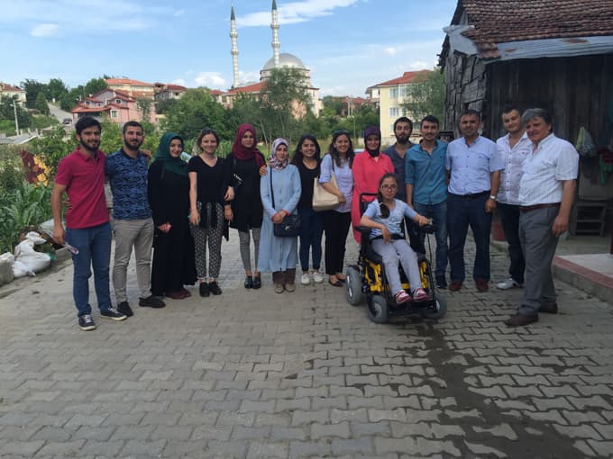 Geri dönüşüm engelli çocuklara akülü araç oldu