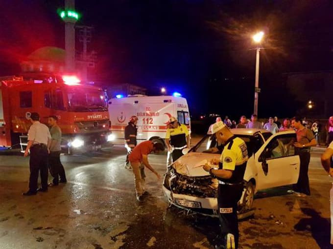Otomobil ile kamyonet çarpıştı: 3 yaralı