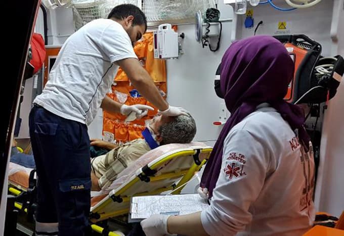 Otomobil ile kamyonet çarpıştı: 3 yaralı