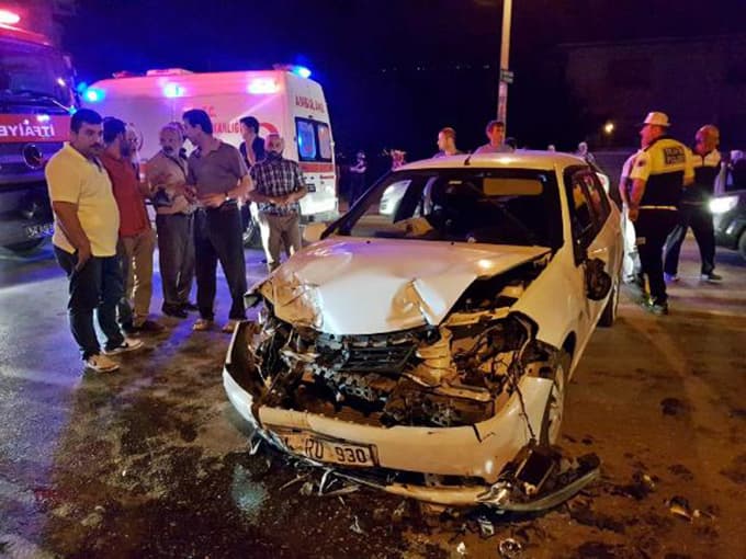 Otomobil ile kamyonet çarpıştı: 3 yaralı